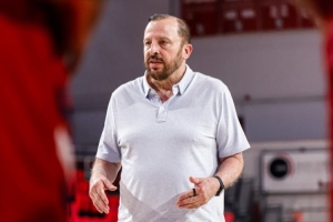 瘦了很多!锡伯杜现身圣约翰大学 指导球员训练 瘦了很多!锡伯杜现身圣约翰大学 指导球员训练