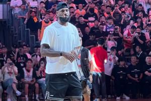 在现场！殳海：很担心詹姆斯冲过来说就是你小子？杨毅：下坡路？