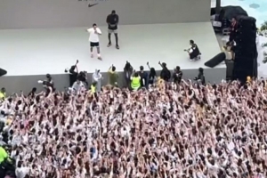 不惧风雨!詹姆斯在成都外场扔开雨伞 冒雨与众多球迷互动合影 不惧风雨!詹姆斯在成都外场扔开雨伞 冒雨与众多球迷互动合影