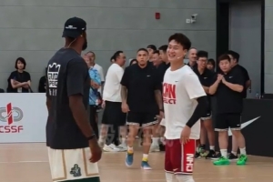 与老詹同台 赵睿:和喜欢球星一起训练很难得 不知下次见面是何时 与老詹同台 赵睿:和喜欢球星一起训练很难得 不知下次见面是何时