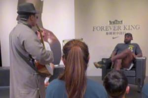 有心了!球迷现场演唱为詹姆斯创作的rap 老詹主动与其握手 有心了!球迷现场演唱为詹姆斯创作的rap 老詹主动与其握手