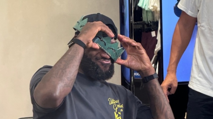 球迷在成都送上亲手制作的王冠👑结果尺寸太大詹姆斯戴不上 球迷在成都送上亲手制作的王冠👑结果尺寸太大詹姆斯戴不上