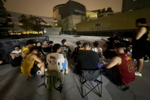 炽热的爱!詹姆斯今日将亮相成都万象城 部分球迷彻夜排队守候 炽热的爱!詹姆斯今日将亮相成都万象城 部分球迷彻夜排队守候