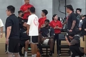 累了歇一会!詹姆斯自带气囊坐垫 场边坐着踩球喝水 累了歇一会!詹姆斯自带气囊坐垫 场边坐着踩球喝水