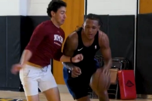 班凯罗休赛期苦练持球进攻&还将人晃倒了 四肢看起来更强壮了😤 班凯罗休赛期苦练持球进攻&还将人晃倒了 四肢看起来更强壮了😤