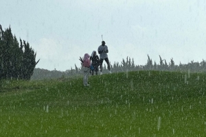 不惧风雨!詹姆斯晒最近在上海冒着大雨打高尔夫:你能忍受雨水吗 不惧风雨!詹姆斯晒最近在上海冒着大雨打高尔夫:你能忍受雨水吗