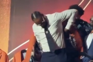 甜瓜儿子基扬为父亲穿上名人堂夹克!詹姆斯INS转发庆祝 甜瓜儿子基扬为父亲穿上名人堂夹克!詹姆斯INS转发庆祝