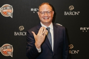 终于拿到戒指!Woj走上名人堂红毯 领取Curt Gowdy新闻工作奖戒指 终于拿到戒指!Woj走上名人堂红毯 领取Curt Gowdy新闻工作奖戒指