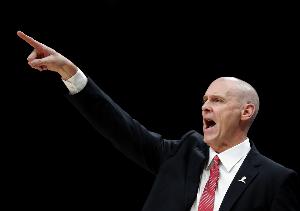 韦德:向卡莱尔致敬 11年他充分调动角色球员 而热火就只靠三巨头 韦德:向卡莱尔致敬 11年他充分调动角色球员 而热火就只靠三巨头