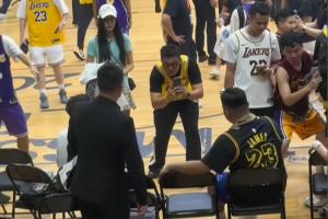 詹姆斯活动结束后 不少球迷围坐在詹姆斯坐过的椅子旁拍照 詹姆斯活动结束后 不少球迷围坐在詹姆斯坐过的椅子旁拍照