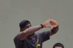 詹姆斯用中文说你好成都 并向中国粉丝送出飞吻和比心 詹姆斯用中文说你好成都 并向中国粉丝送出飞吻和比心