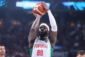 就靠你了!科塔首节5中2拿到6分3板2断1帽 得分占全队一半 就靠你了!科塔首节5中2拿到6分3板2断1帽 得分占全队一半