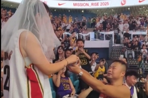 甜蜜暴击!詹姆斯中国行现场惊现球迷求婚💍 甜蜜暴击!詹姆斯中国行现场惊现球迷求婚💍