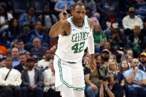 家有五老如何是好?勇士签下39岁霍福德 库明加闹剧已做最坏打算 家有五老如何是好?勇士签下39岁霍福德 库明加闹剧已做最坏打算