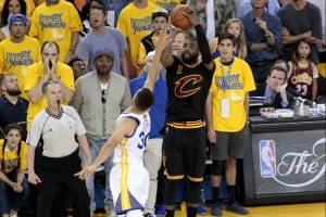 美记:欧文投进NBA历史著名关键球 他和追梦克莱入选名人堂无悬念 美记:欧文投进NBA历史著名关键球 他和追梦克莱入选名人堂无悬念