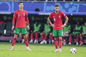 拒绝C罗邀请,英媒:C罗招募B费来胜利 B费说想在欧洲再踢至少1年 拒绝C罗邀请,英媒:C罗招募B费来胜利 B费说想在欧洲再踢至少1年