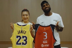 勒布朗梦!耐克官方晒昨晚李梦与詹姆斯互赠礼物并合影精彩片段 勒布朗梦!耐克官方晒昨晚李梦与詹姆斯互赠礼物并合影精彩片段