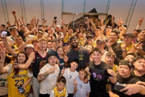 媒体人晒詹姆斯中国行活动照:在人气这一块 老詹必须是顶级的 媒体人晒詹姆斯中国行活动照:在人气这一块 老詹必须是顶级的