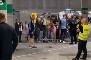 超开心!球迷赛后获得约克雷斯签名兴奋欢呼 超开心!球迷赛后获得约克雷斯签名兴奋欢呼