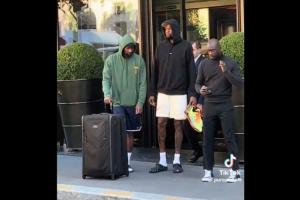 气质太特别!杜兰特现身巴黎街头 上身连帽衫下身短裤 手拿球鞋 气质太特别!杜兰特现身巴黎街头 上身连帽衫下身短裤 手拿球鞋