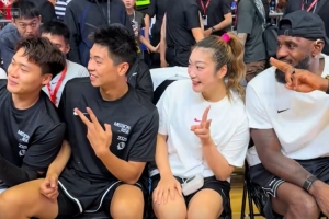 球星也有粉丝的一面!赵睿&崔永熙&李梦与老詹自拍合影 随后大笑 球星也有粉丝的一面!赵睿&崔永熙&李梦与老詹自拍合影 随后大笑