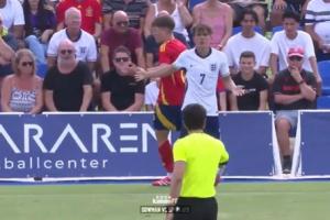 半场遭犯规10次!15岁道曼跨级代表U19英格兰出战,拿球就被放翻 半场遭犯规10次!15岁道曼跨级代表U19英格兰出战,拿球就被放翻