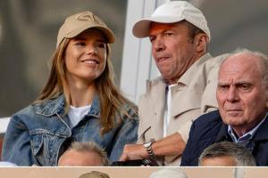 相差38岁🙊64岁马特乌斯当着拜仁董事的面,与26岁模特谈情说爱 相差38岁🙊64岁马特乌斯当着拜仁董事的面,与26岁模特谈情说爱