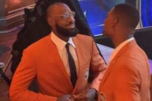 詹姆斯以梦八队成员身份入选名人堂 并穿上了名人堂夹克! 詹姆斯以梦八队成员身份入选名人堂 并穿上了名人堂夹克!