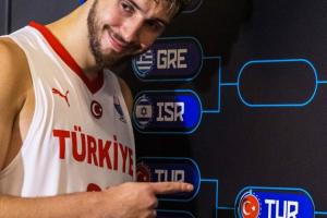 你小子！申京假动作想把土耳其队标贴到决赛 最终老实贴到了8强