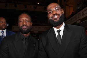 好友相聚!媒体晒詹姆斯和韦德在名人堂现场西装合影 好友相聚!媒体晒詹姆斯和韦德在名人堂现场西装合影