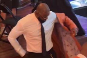 有丶秃然!詹姆斯穿上橙色夹克 头顶反光 有丶秃然!詹姆斯穿上橙色夹克 头顶反光