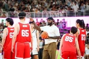 詹姆斯:我在看球时很难不去分析 上交的学生在以正确的方式打球 詹姆斯:我在看球时很难不去分析 上交的学生在以正确的方式打球