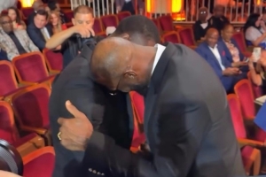 詹姆斯转发自己在名人堂现场拥抱韦德:很高兴见到我的兄弟! 詹姆斯转发自己在名人堂现场拥抱韦德:很高兴见到我的兄弟!