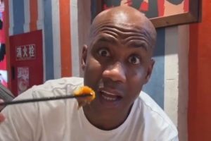 马布里吃川菜直呼超级辣但好吃得出乎意料 “巴适得很”发音标准 马布里吃川菜直呼超级辣但好吃得出乎意料 “巴适得很”发音标准