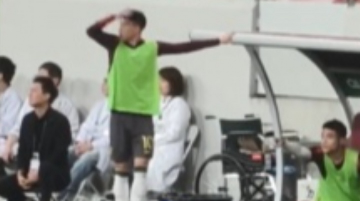 着急啊😫王钰栋上半场在替补席观战坐立难安，站场边指挥&沟通