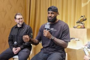 詹姆斯:中国年轻运动员越发优秀 技巧球商有所提升 他们热爱篮球 詹姆斯:中国年轻运动员越发优秀 技巧球商有所提升 他们热爱篮球