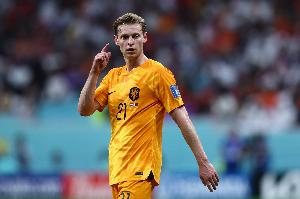 科曼:德容的恢复不足以应付明天比赛,问题不严重但上场风险太大 科曼:德容的恢复不足以应付明天比赛,问题不严重但上场风险太大