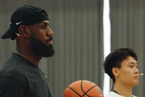 耐克官方晒詹姆斯和赵睿指导国青队训练集锦 老詹寄语要重视训练 耐克官方晒詹姆斯和赵睿指导国青队训练集锦 老詹寄语要重视训练