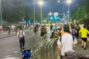 詹姆斯中国行活动结束后 场外没票的球迷在街头狂奔只为再看一眼