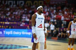 外线太铁!亚布塞莱三分球7中1拿到12分3板3助 外线太铁!亚布塞莱三分球7中1拿到12分3板3助