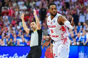 绝对核心!劳埃德17中8轰全场最高28分外加3板1助1断1帽 绝对核心!劳埃德17中8轰全场最高28分外加3板1助1断1帽