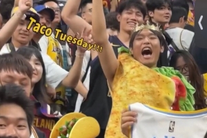 詹姆斯中国行成都站花絮:有球迷打扮成Taco 有球迷现场求婚成功 詹姆斯中国行成都站花絮:有球迷打扮成Taco 有球迷现场求婚成功