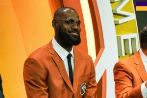 气色不错!湖人官方晒现场照:詹姆斯作为救赎之队成员入选名人堂 气色不错!湖人官方晒现场照:詹姆斯作为救赎之队成员入选名人堂