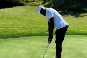 詹姆斯:我感觉自己的高尔夫水平在进步 期待体验各地的不同球场 詹姆斯:我感觉自己的高尔夫水平在进步 期待体验各地的不同球场