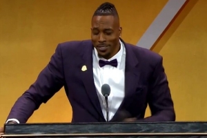 霍华德名人堂演讲期间导播切出詹姆斯特写镜头:勒布朗在这里啊 霍华德名人堂演讲期间导播切出詹姆斯特写镜头:勒布朗在这里啊