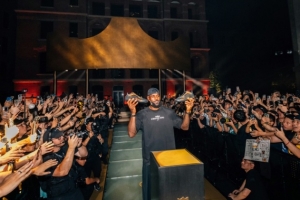 詹姆斯:我很感谢那些一直支持我的球迷 希望他们能继续陪伴我 詹姆斯:我很感谢那些一直支持我的球迷 希望他们能继续陪伴我