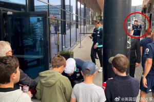 太倒霉了😭VG:哈兰德被大巴的行李舱门撞到,当场喊出“Fxxk” 太倒霉了😭VG:哈兰德被大巴的行李舱门撞到,当场喊出“Fxxk”