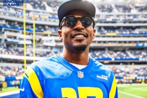 快船新援比尔亮相NFL赛场 现身观战洛杉矶公羊比赛! 快船新援比尔亮相NFL赛场 现身观战洛杉矶公羊比赛!