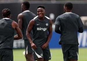 葡萄牙足协官方:切尔西中场埃苏戈在训练中右大腿肌肉不适 葡萄牙足协官方:切尔西中场埃苏戈在训练中右大腿肌肉不适