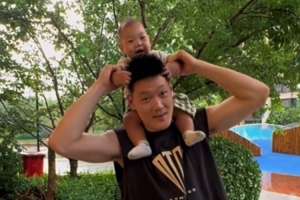 超级奶爸!张宁晒亲子视频:记录第一次陪女儿小肚看雨 超级奶爸!张宁晒亲子视频:记录第一次陪女儿小肚看雨